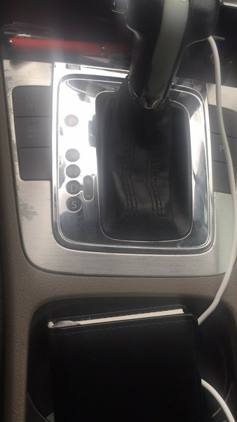 Рамка там где кнопки возле акпп Volkswagen Passat B6 универсал 2007 г.  1.8 л бензин Киев