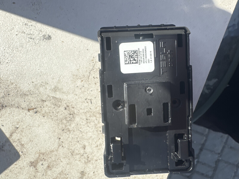 Блок управління склопідйомниками Tesla Model 3  2018  Электро 