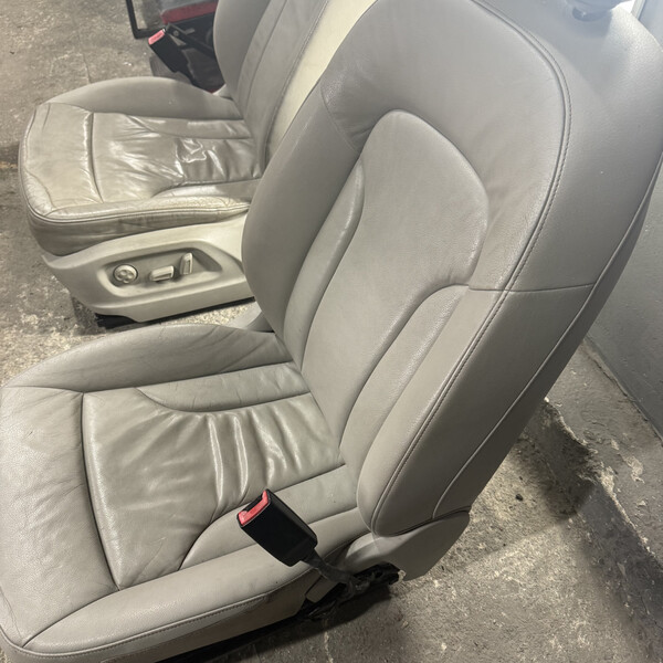 Передние сиденья Audi Q5  2010 2.0 Бензин 