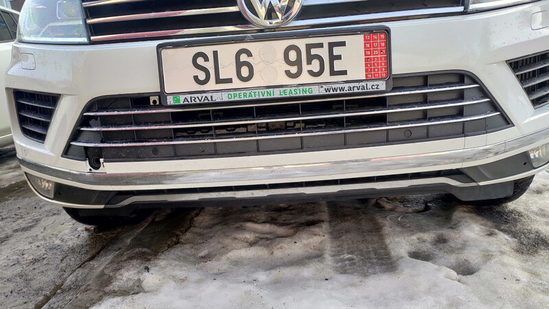 Решетка бампера Volkswagen Touareg 2015 г.  3.0 л дизель Дубно