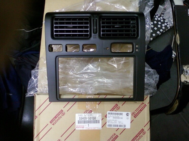 Решітка центральної консолі торпедо Toyota Carina E  1993 2.0 Бензин Одеса