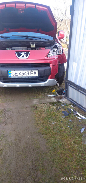 Бампер передний Peugeot Partner 2009 г.  1.6 л дизель