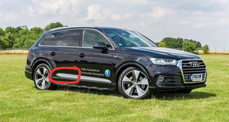 Накладка задней правой двери серая нижняя Audi Q7  2016 3.0 Дизель 