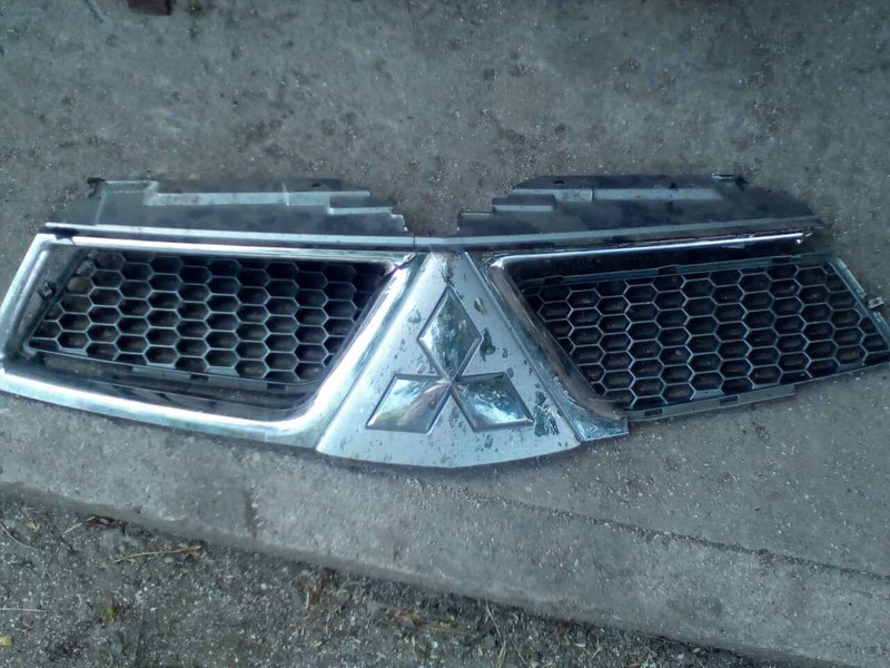 Решетка радиатора Mitsubishi L 200  2011 2.5 Дизель Николаев