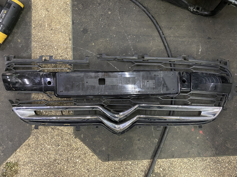 Решетка передняя радіатора Citroen DS5 универсал 2012 г.  2.0 л дизель Ровно