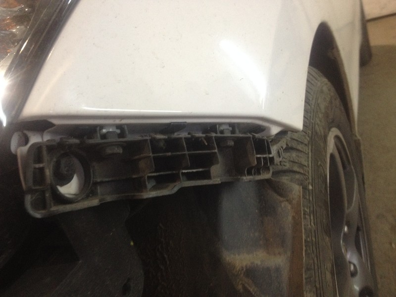 Крепеже бампера по правой стороне, планка крепление фары Hyundai i30  2013 хетчбек 1.3 Дизель 