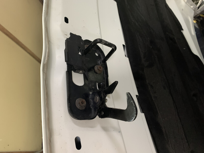 Фиксатор капота Volkswagen Touareg  2011 3.0 Дизель 