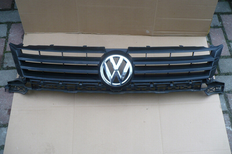 Решетка радиатора Volkswagen Caddy 3 2013 г.  2.0 л дизель Ужгород
