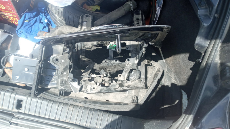 Лючок зарядки с креплением Nissan Leaf  2014 хетчбек 0.1 Электро 