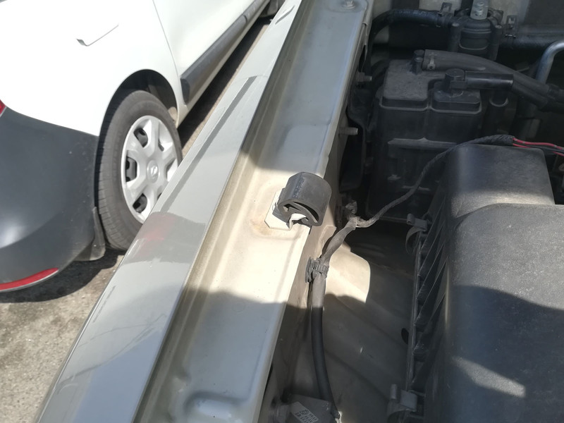 Подкапотный отбойник Mitsubishi Pajero Wagon  2007 3.0 Бензин Киев