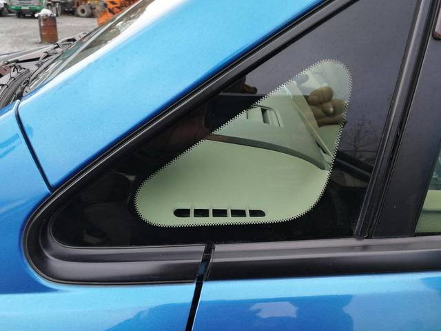 Стекло боковое переднее левое уголок Nissan Tiida C11  2008 хетчбек 1.6 Бензин 