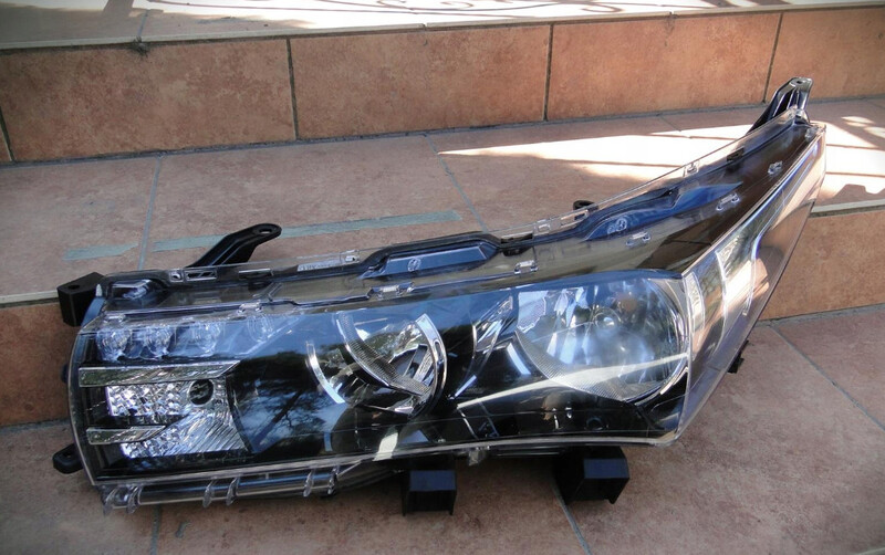 Передня фара Toyota Corolla  2014 1.6 Бензин 