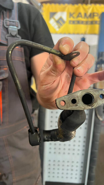 Трубка до турбіни Nissan Navara  2007 2.5 Дизель Вараш